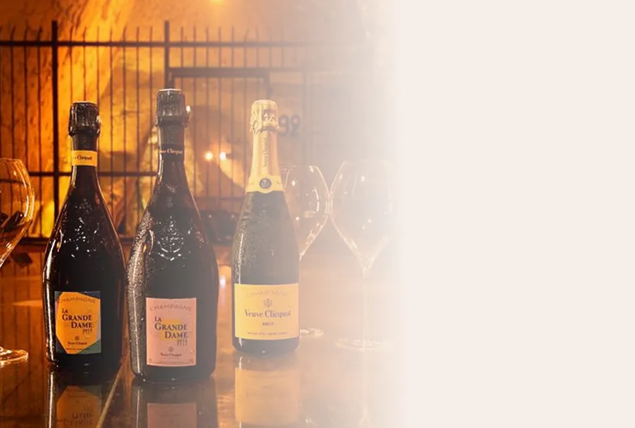 Garrafas de champanhe francês em uma cave centenária em Reims